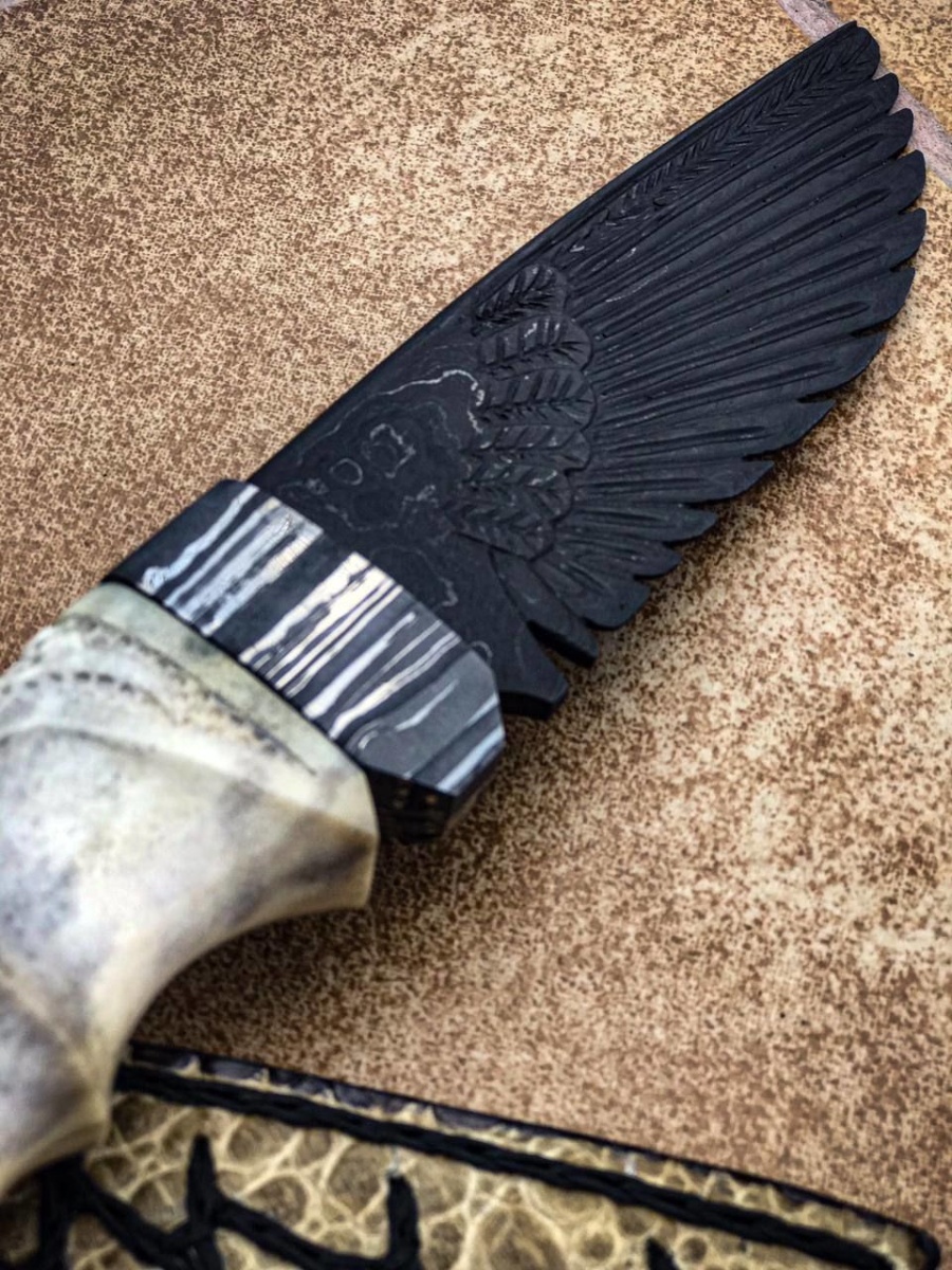 Авторский нож «Орлан» (черный, дамасская сталь, ручная ковка в виде пера)