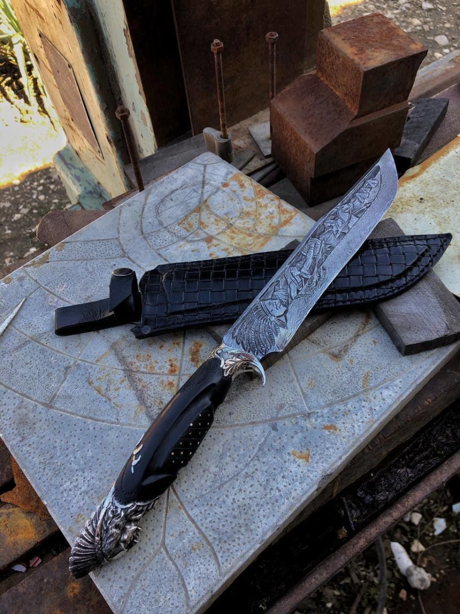 Авторский нож «Вождь» (дамасская сталь с ручной резьбой)