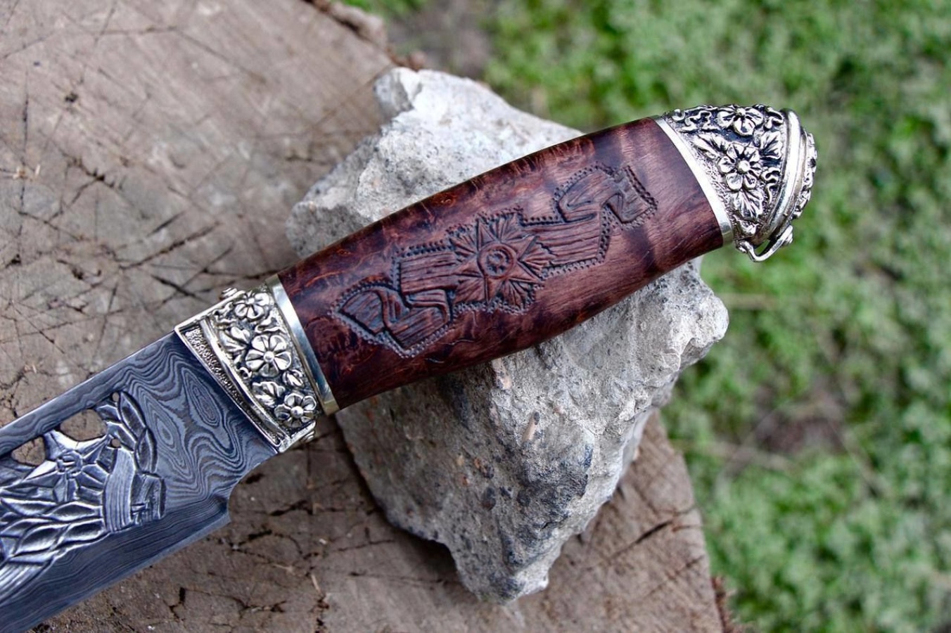 Авторский нож «23 Февраля» (черный, дамасская сталь с ручной резьбой)